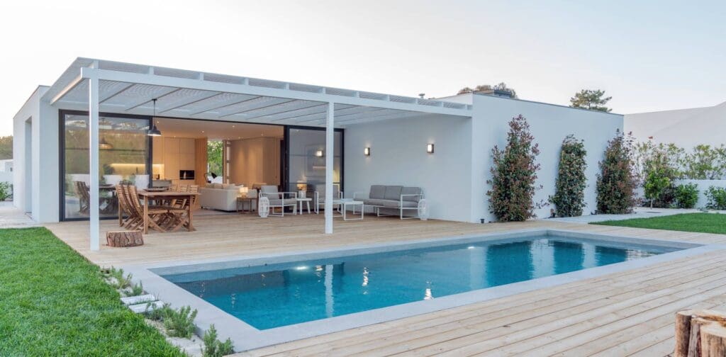 Jardin et terrasse d’une maison à vendre à Annecy par une agence immobilière.