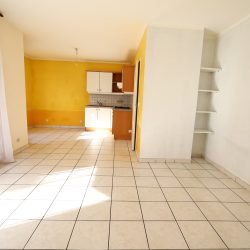 Séjour lumineux d’une maison à vendre à Annecy par une agence immobilière.